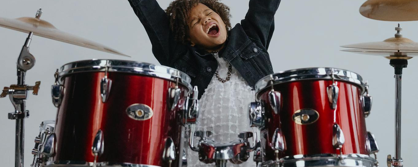 AMOK DRUMMING WORLD Logo